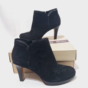 NIB Clarks Artisan Delsie Stella Suede Booties Black Size 8M Heel 3" Ankle Boots